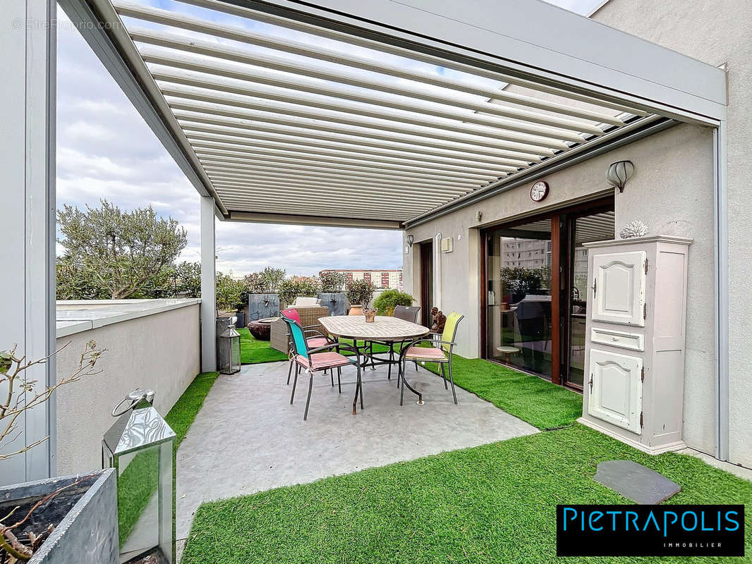 Salle à manger d&#039;été avec PERGOLA BIOCLIMAATIQUE - Appartement à VILLEURBANNE