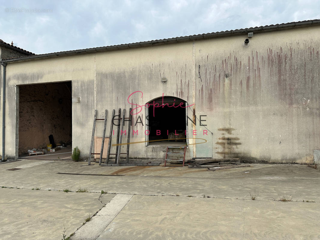 Parking à NAUJAN-ET-POSTIAC