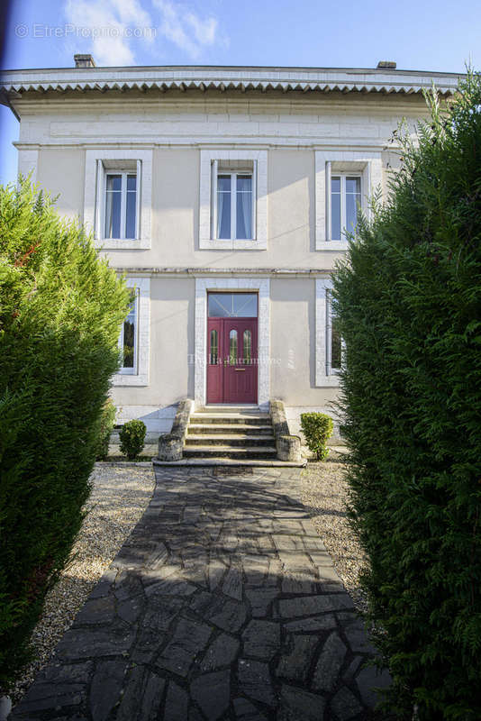 Maison à MONTMOREAU-SAINT-CYBARD