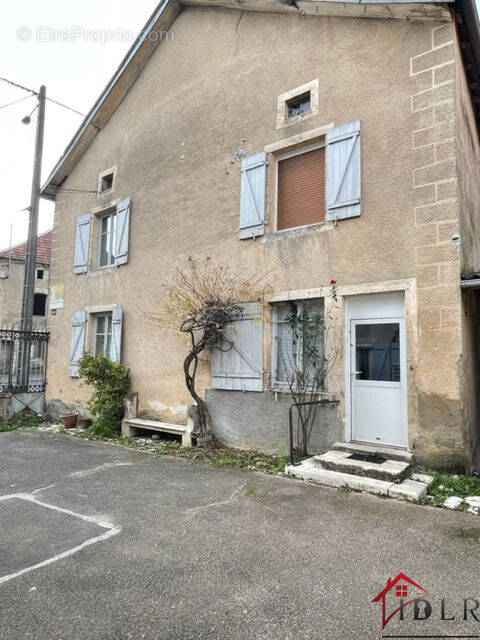 Maison à COMBEAUFONTAINE