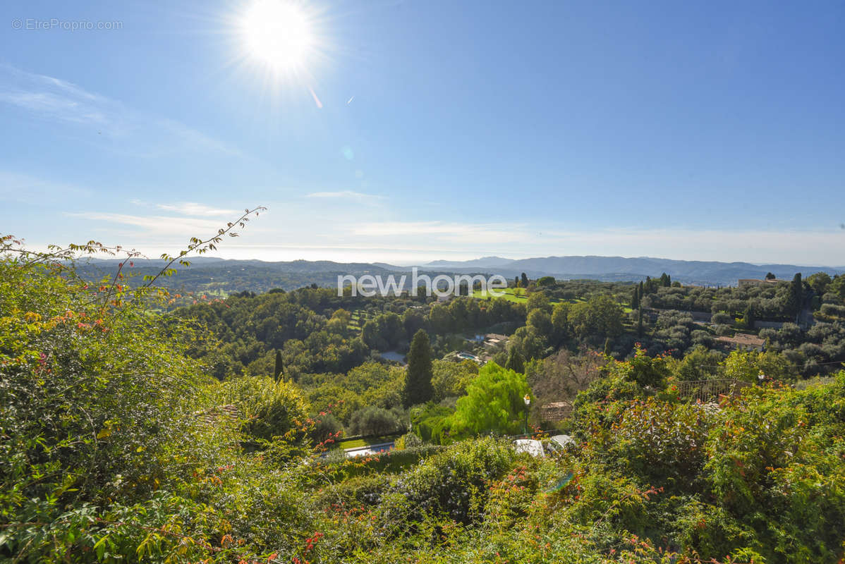 Maison à CHATEAUNEUF-GRASSE