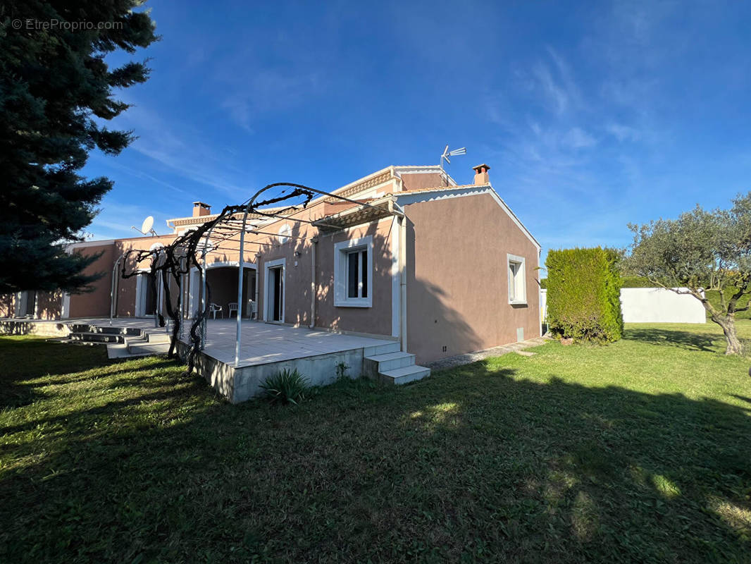 Maison à ENTRAIGUES-SUR-LA-SORGUE