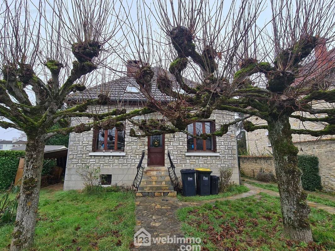 Venez découvrir cette maison de 150 m² sur un sous-sol total. - Maison à MILLY-LA-FORET