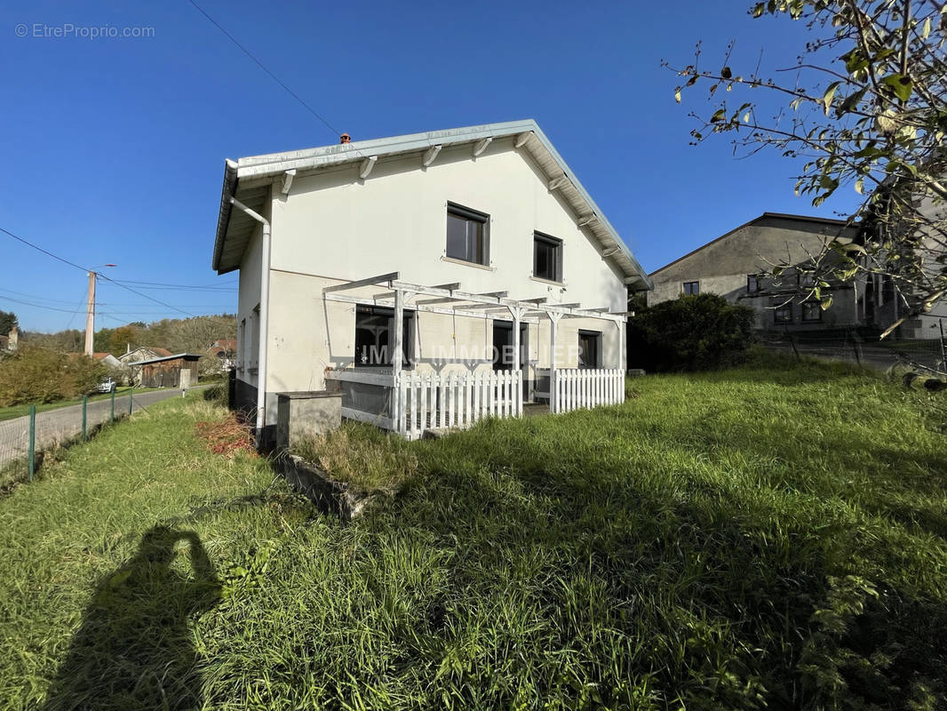 Maison à LA CHAPELLE-DEVANT-BRUYERES