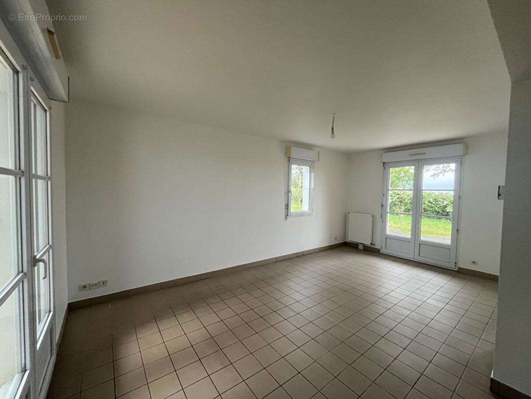 Appartement à MONTREUIL-JUIGNE