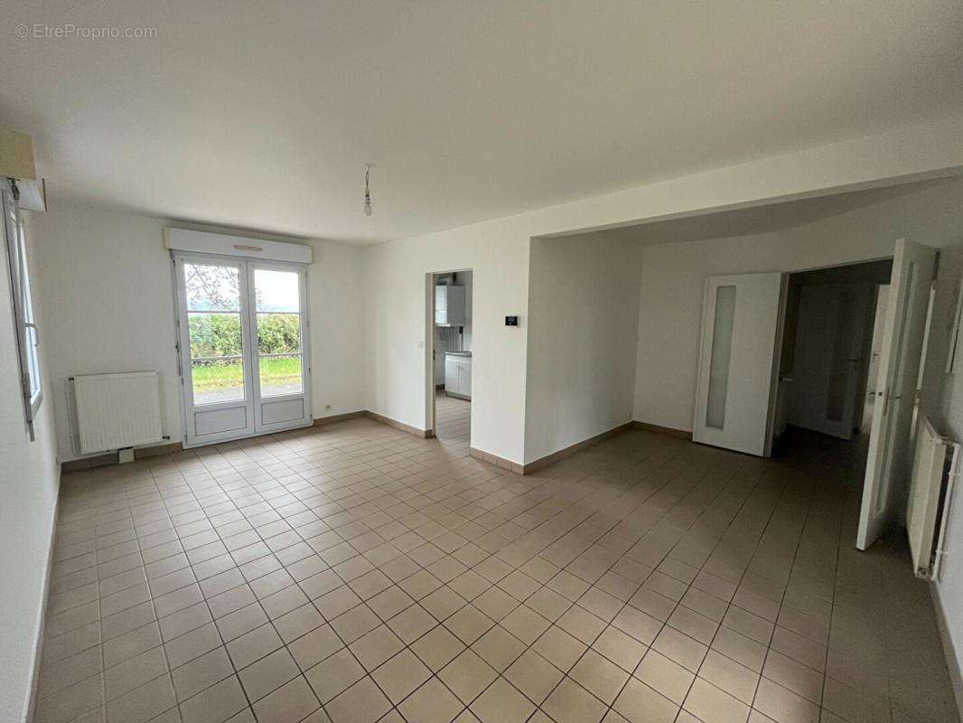 Appartement à MONTREUIL-JUIGNE