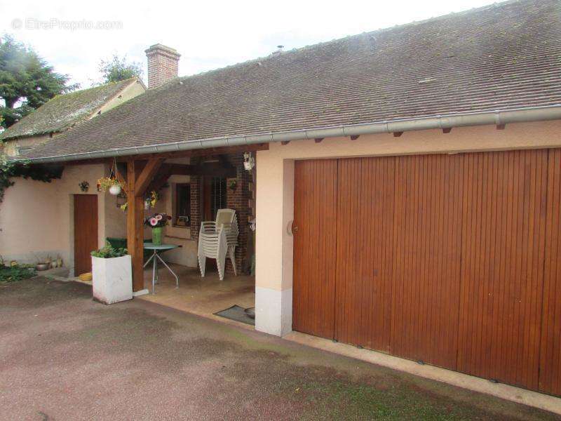 Maison à CHERISY