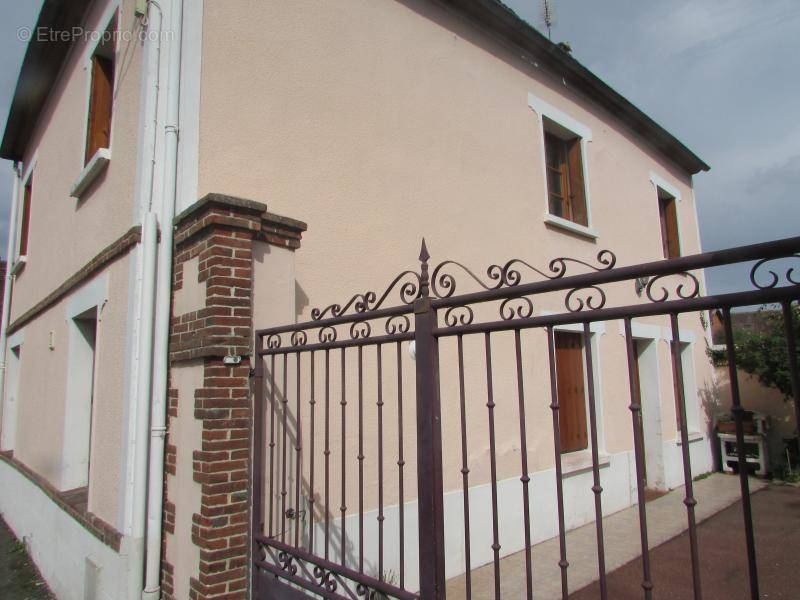 Maison à CHERISY