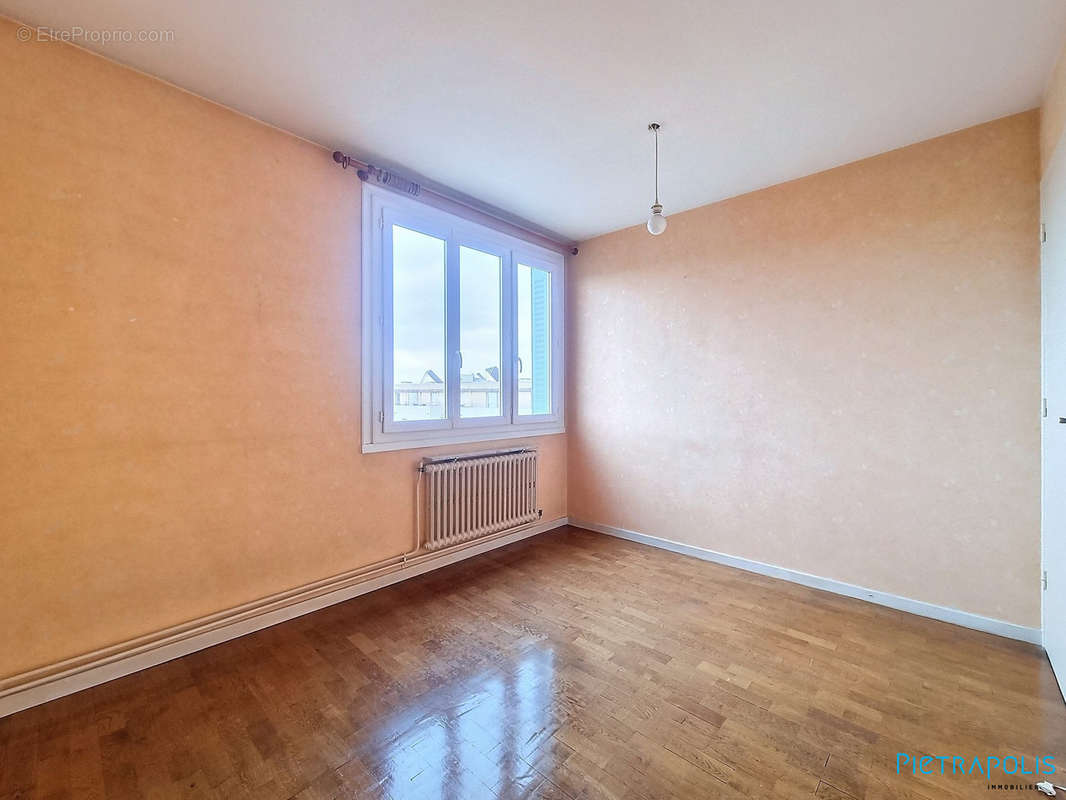 Chambre 1 - Appartement à LYON-8E