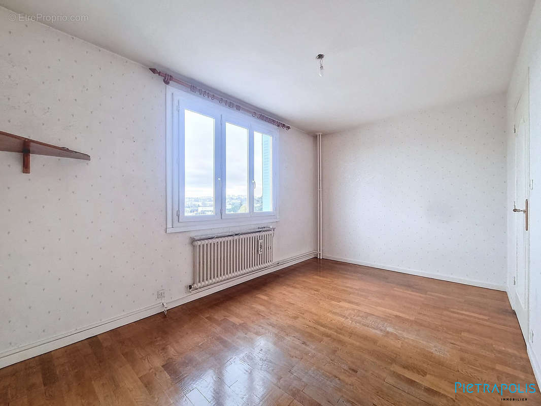 Chambre 2 - Appartement à LYON-8E