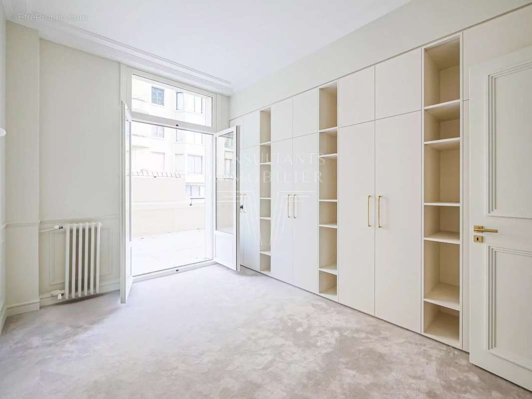 Appartement à PARIS-16E