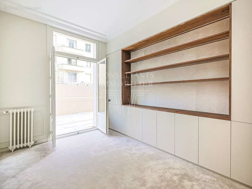 Appartement à PARIS-16E