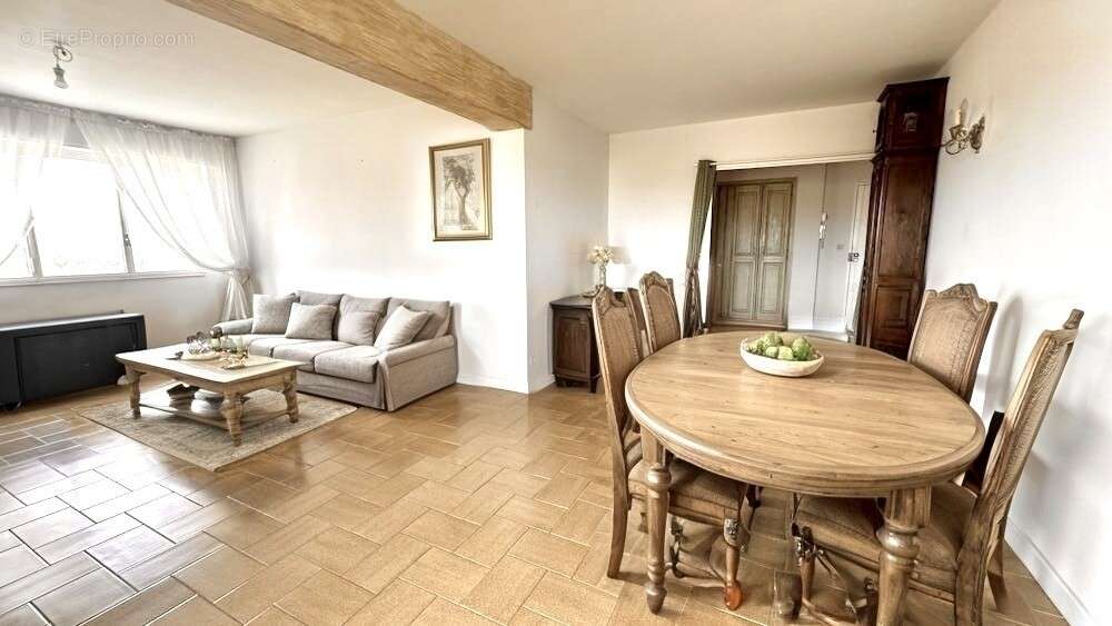 Appartement à BAGNOLS-SUR-CEZE