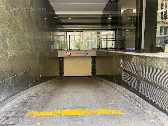 Parking à PARIS-8E