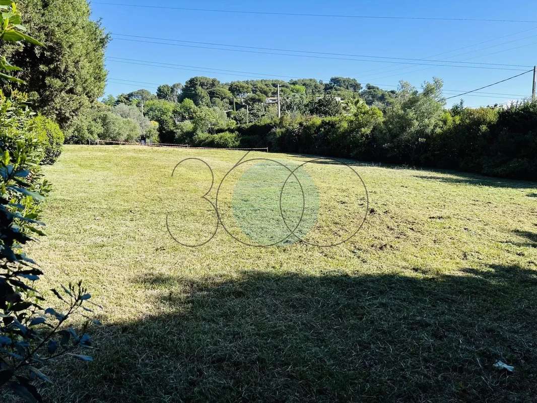 Terrain à MOUGINS