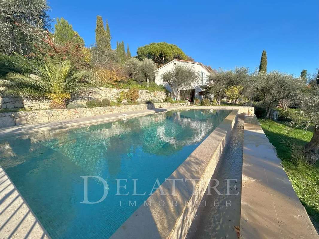 Maison à CHATEAUNEUF-GRASSE