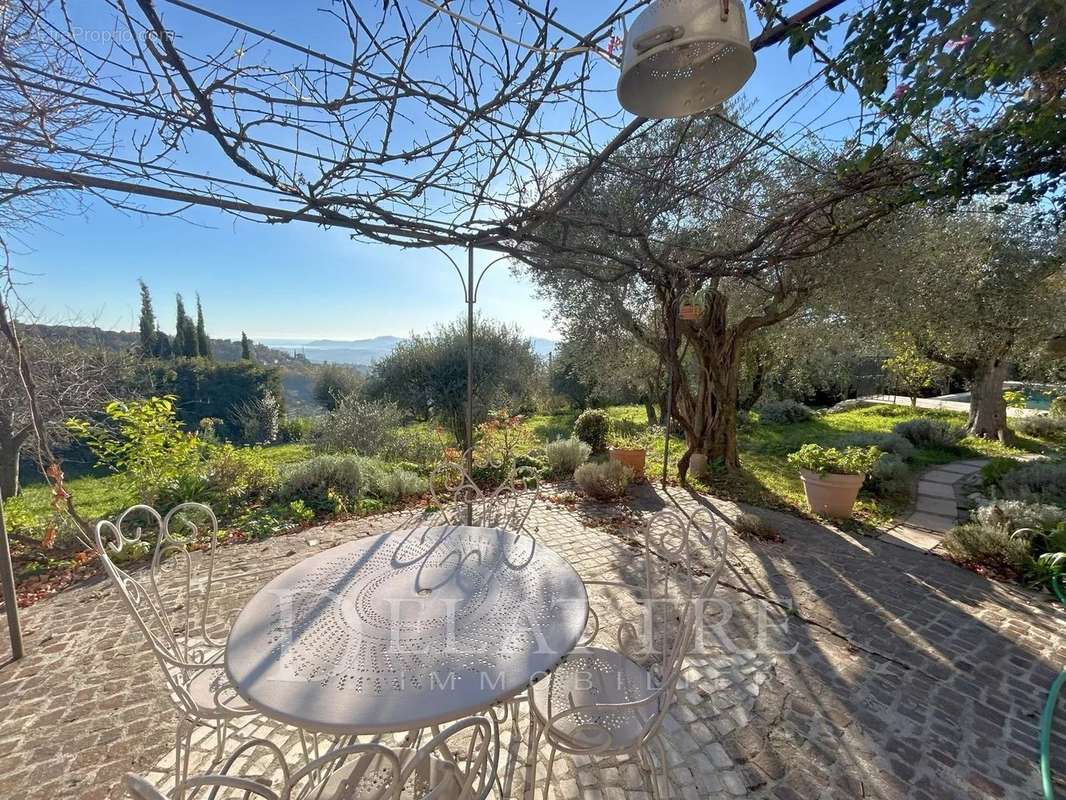 Maison à CHATEAUNEUF-GRASSE