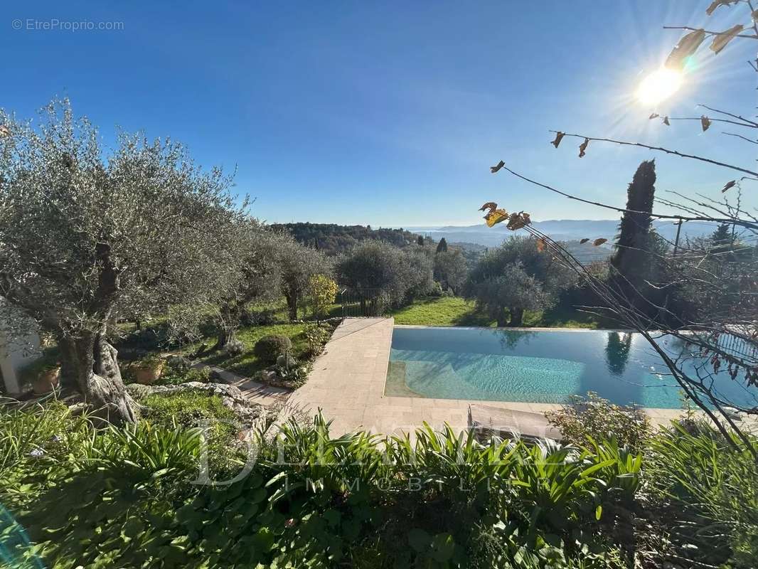 Maison à CHATEAUNEUF-GRASSE