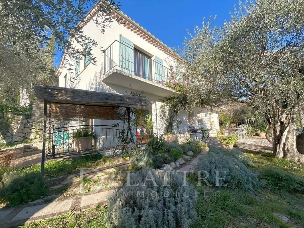 Maison à CHATEAUNEUF-GRASSE