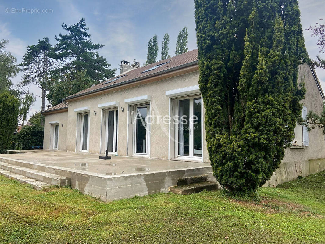 Maison à JOUY-LE-CHATEL