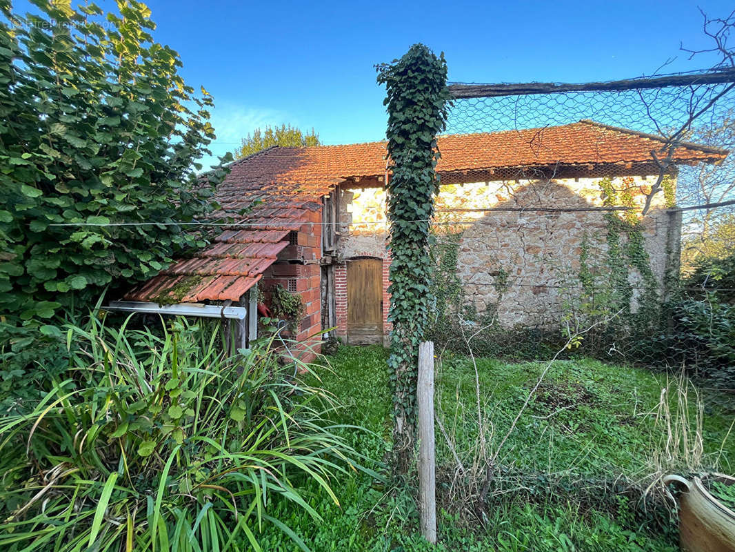 Maison à LA JONCHERE-SAINT-MAURICE