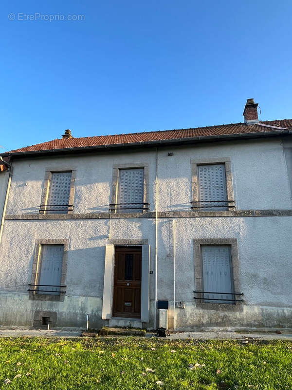 Maison à LA JONCHERE-SAINT-MAURICE