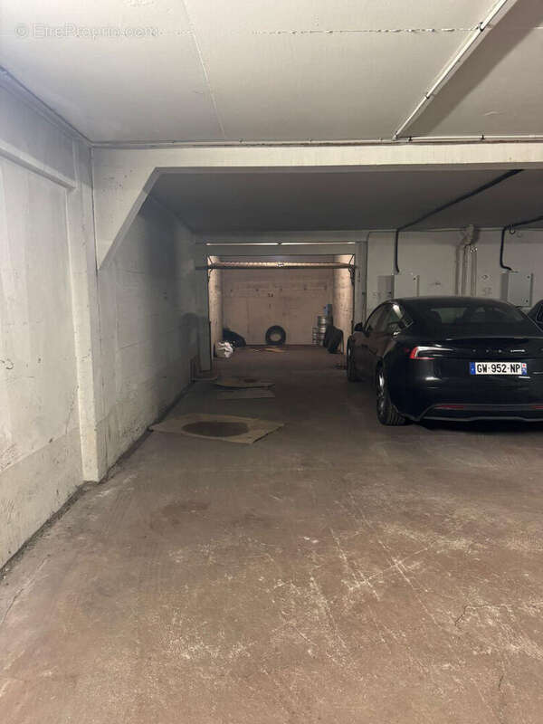 Parking à PARIS-17E