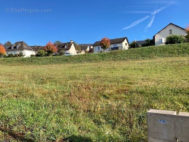 Terrain à UZERCHE