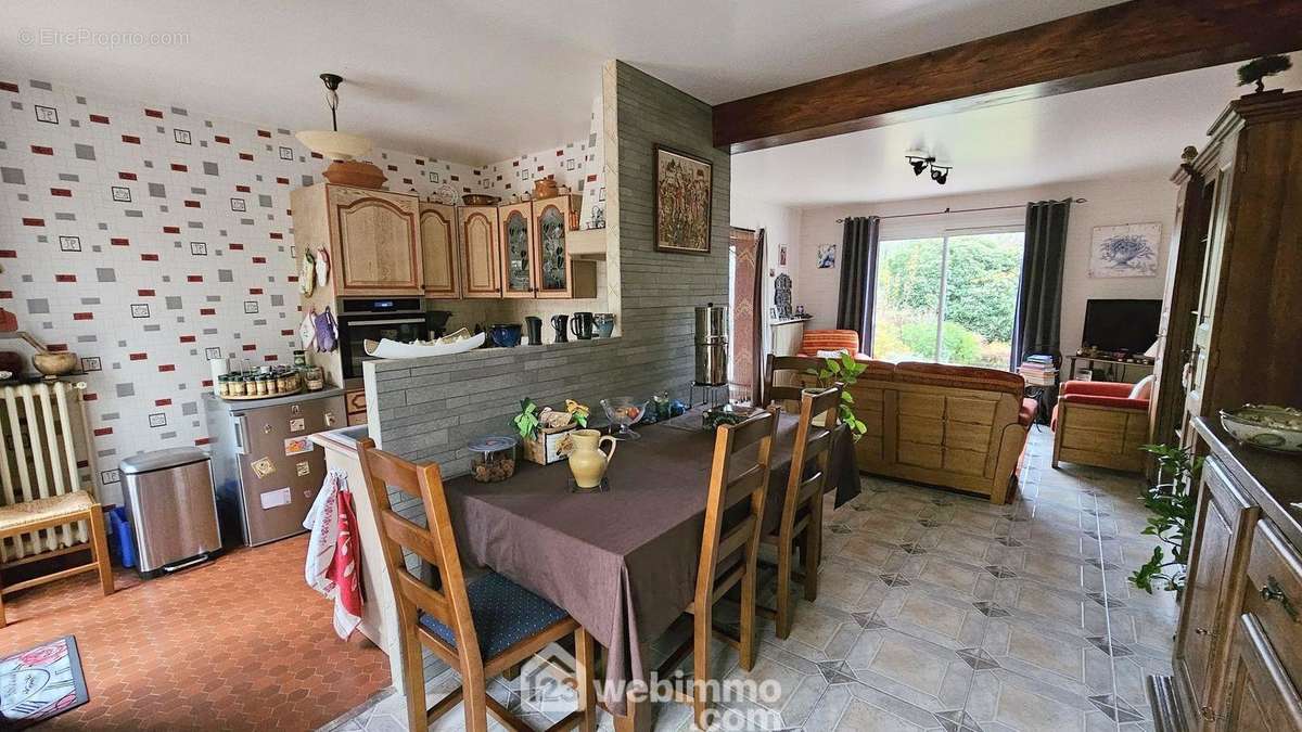 Un espace salle à manger avec son accès direct sur la cuisine. - Maison à MILLY-LA-FORET