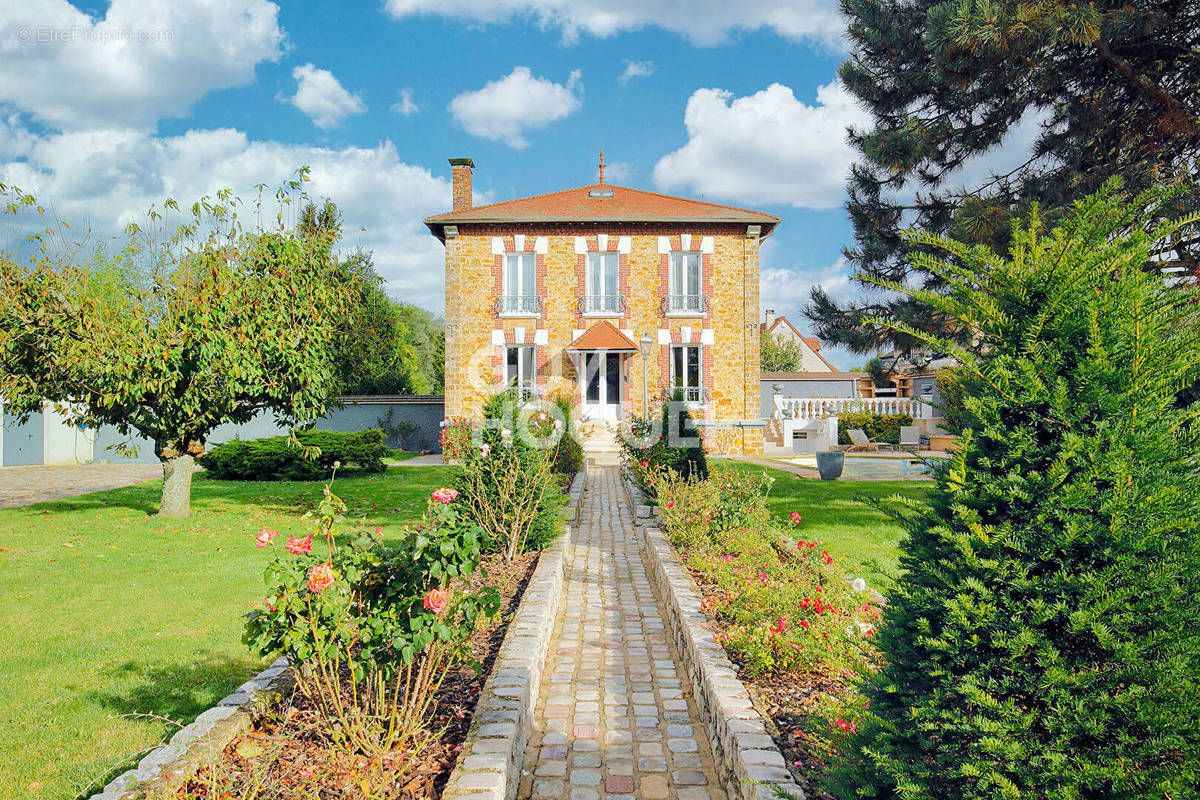 Maison à FONTENAY-TRESIGNY