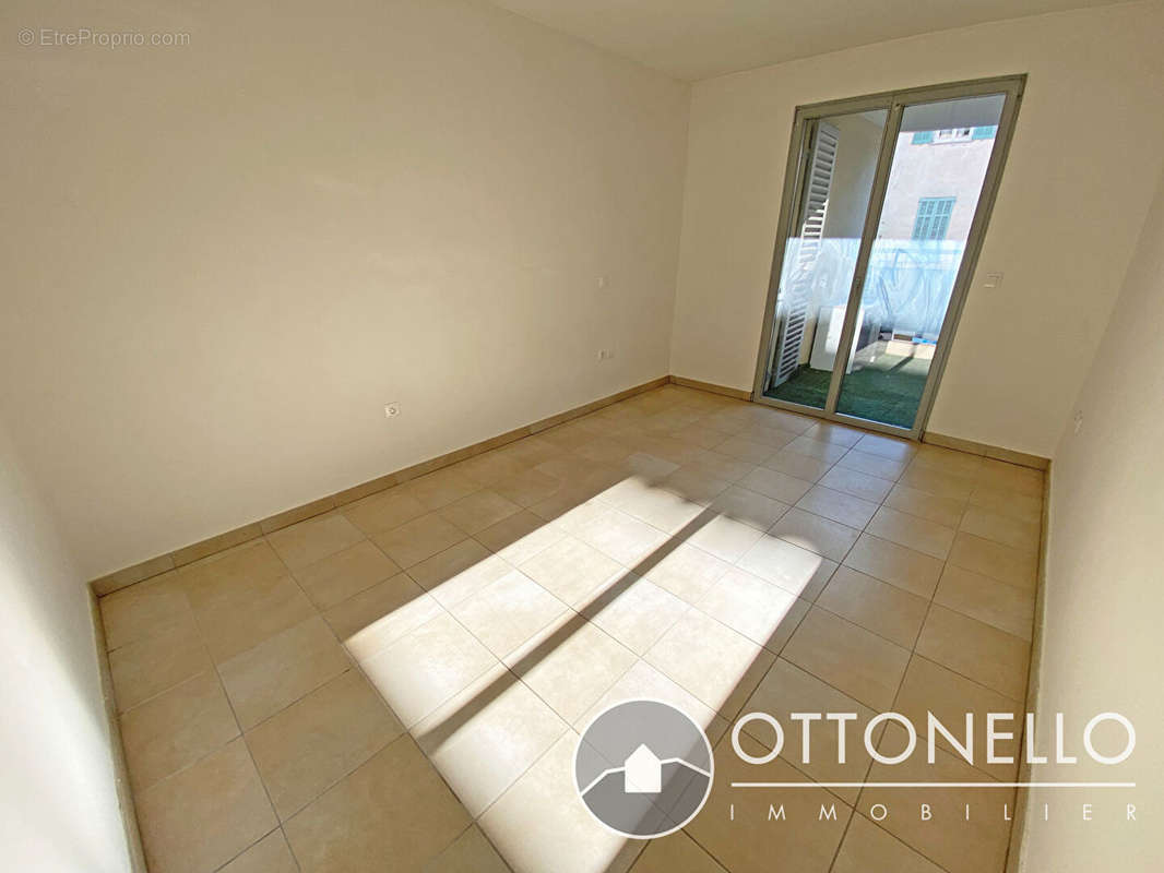 Appartement à ROQUEBRUNE-SUR-ARGENS