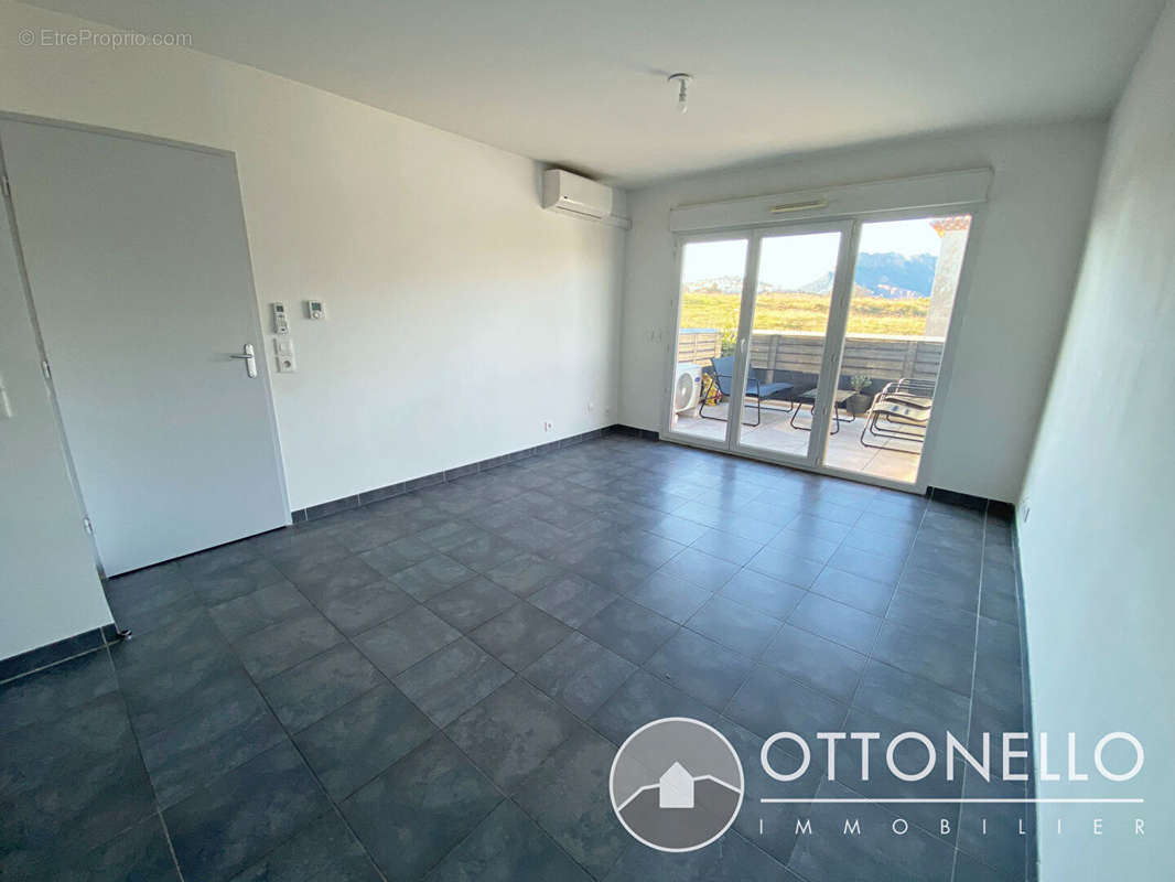 Appartement à ROQUEBRUNE-SUR-ARGENS