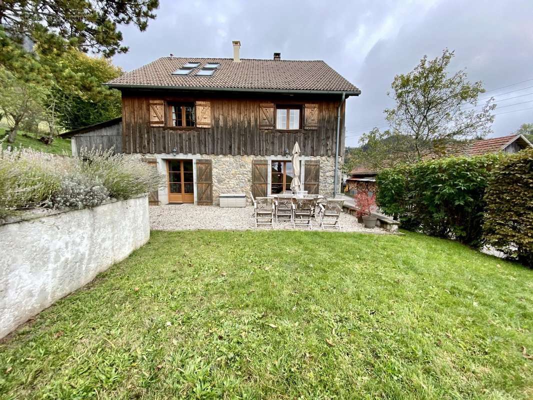 Terrasse - Maison à SAINT-JEAN-DE-THOLOME