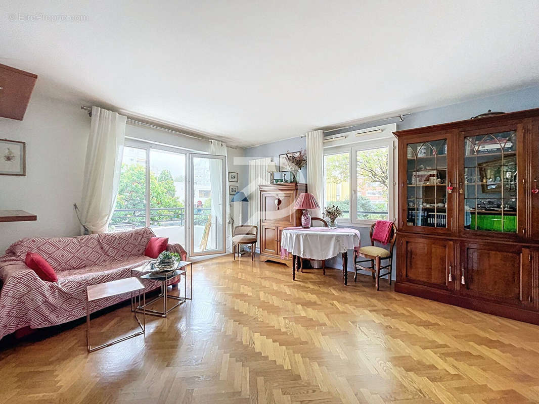 Appartement à COURBEVOIE