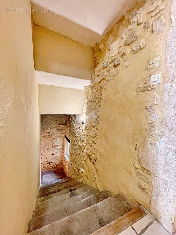 Escalier accès 1er étage - Maison à SAINT-MARTIN-D&#039;ARDECHE