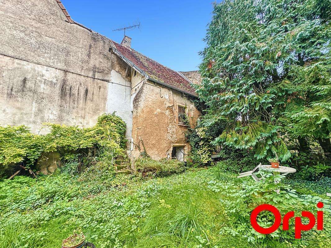 Maison à AINAY-LE-CHATEAU