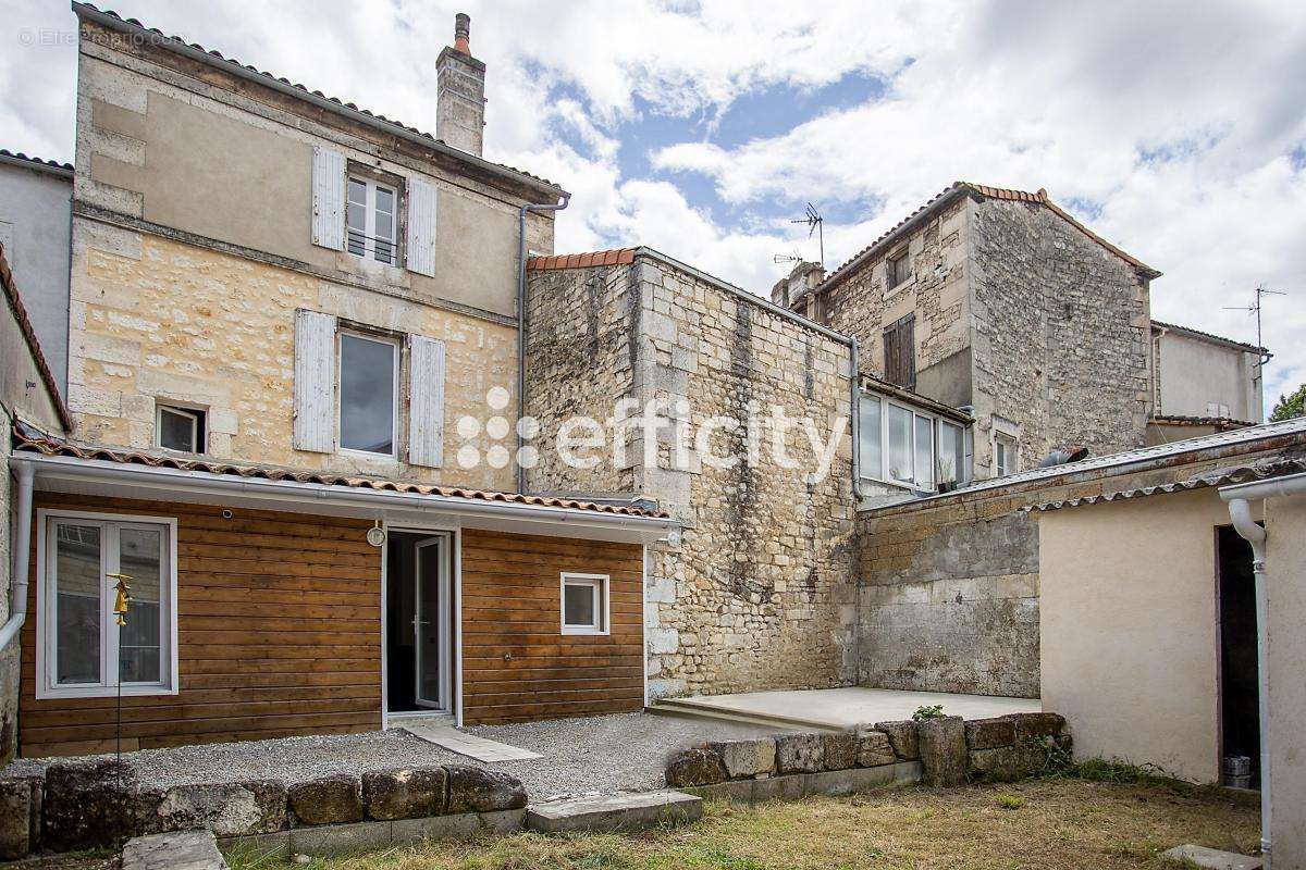 Maison à RUELLE-SUR-TOUVRE