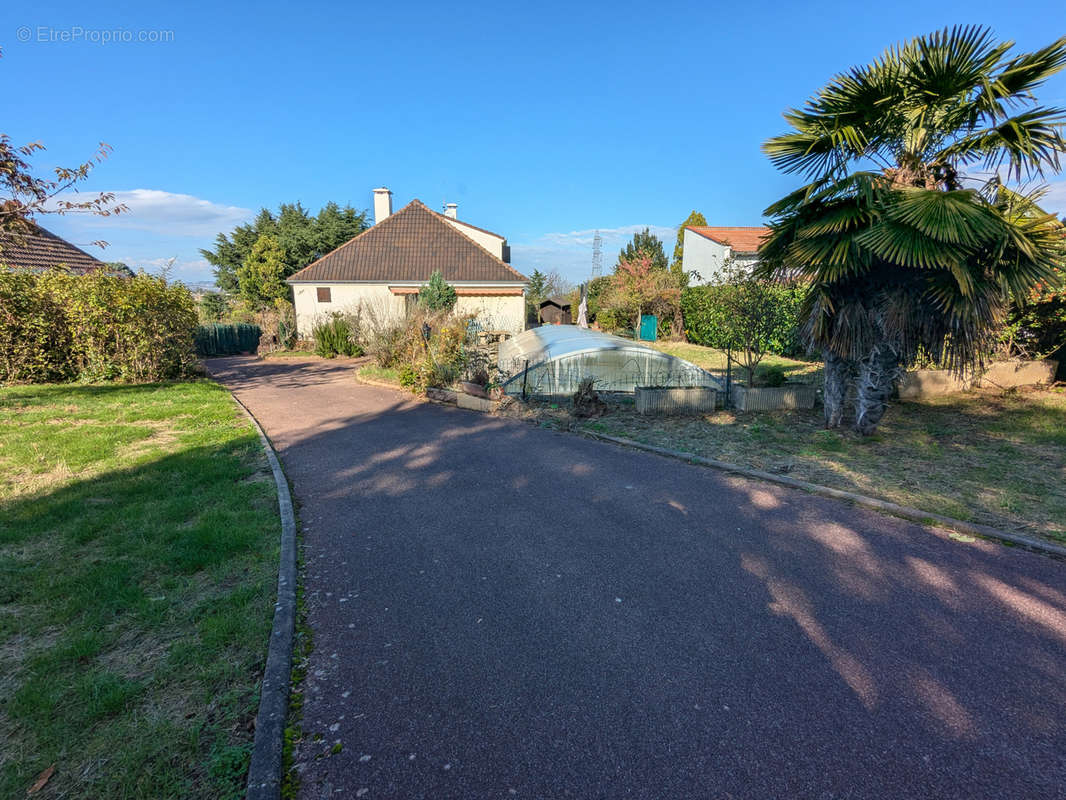 Maison à LA TOUR-DE-SALVAGNY