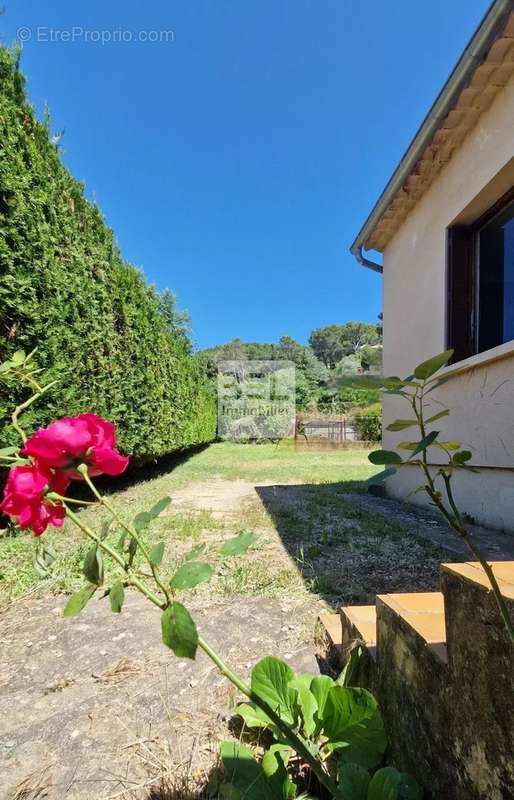 Maison à LAUDUN-L&#039;ARDOISE