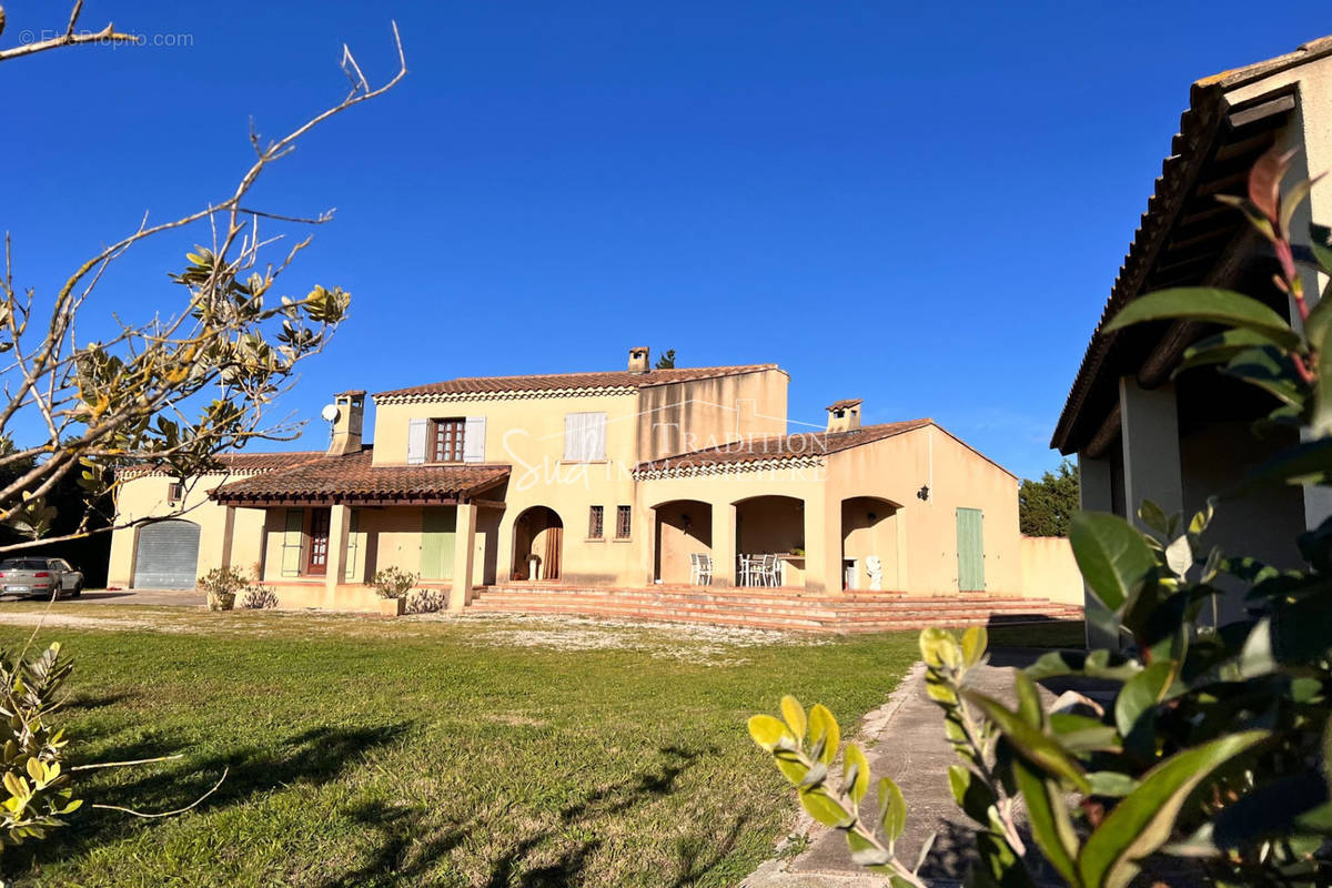 Maison à MOURIES