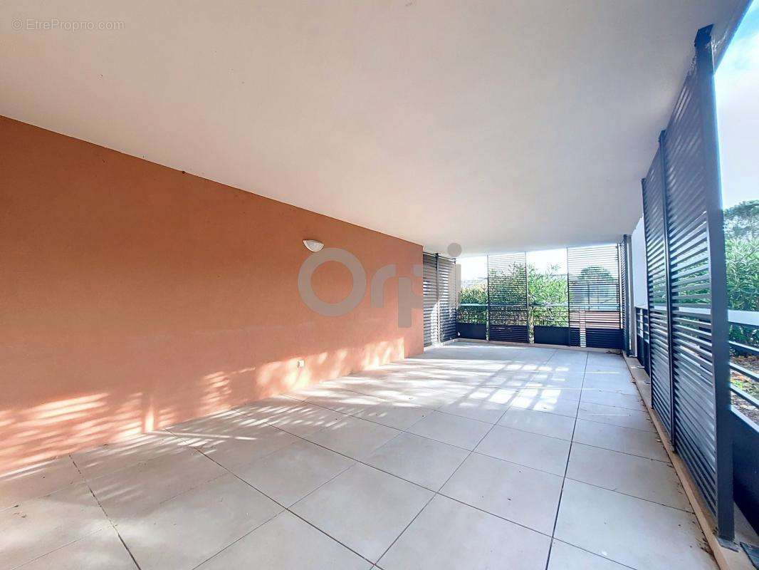 Appartement à ROQUEBRUNE-SUR-ARGENS