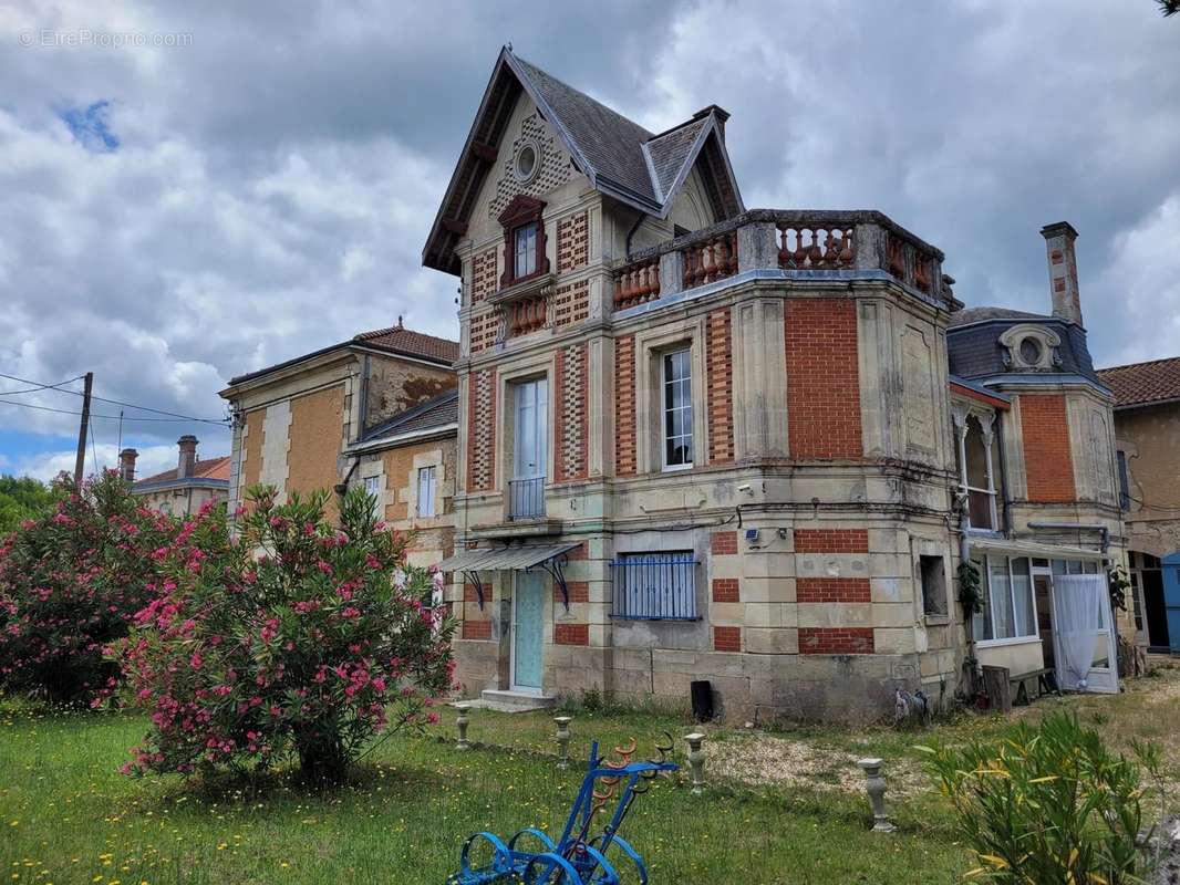 Maison à SAINT-CHRISTOLY-DE-BLAYE