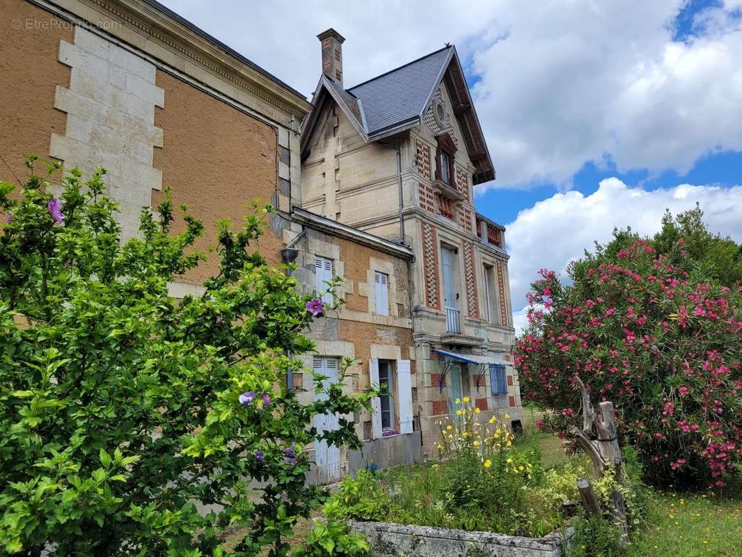 Maison à SAINT-CHRISTOLY-DE-BLAYE