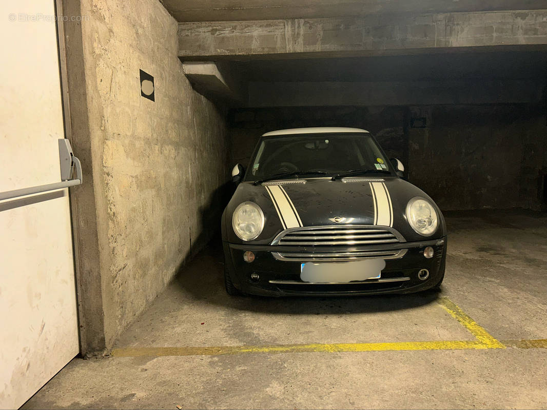 Parking à PARIS-17E