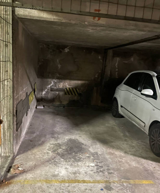 Parking à PARIS-16E