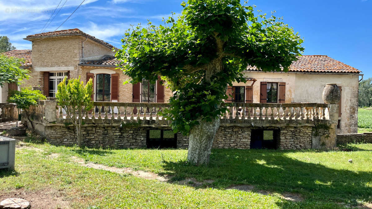 Maison à MENERBES