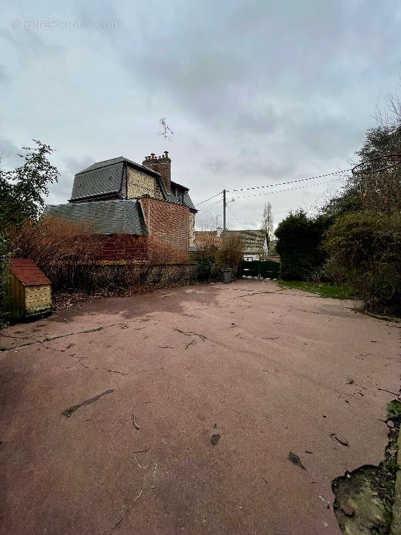 Parking à MONT-SAINT-AIGNAN