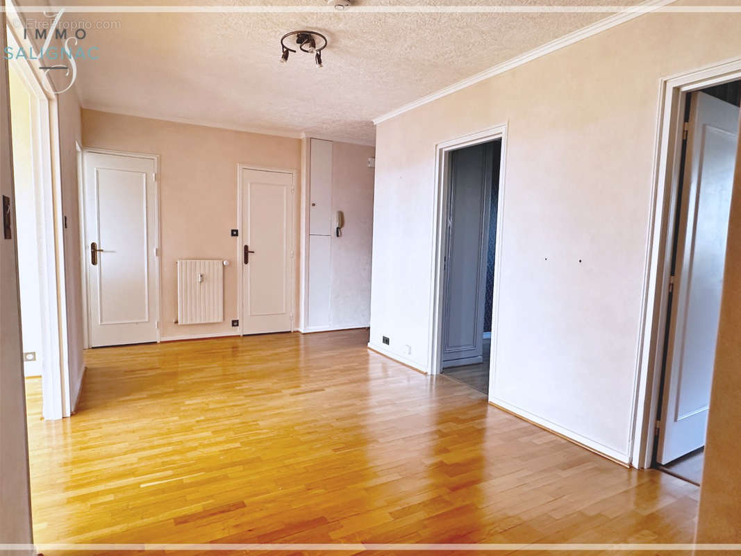 Appartement à SAINT-DENIS-LES-BOURG