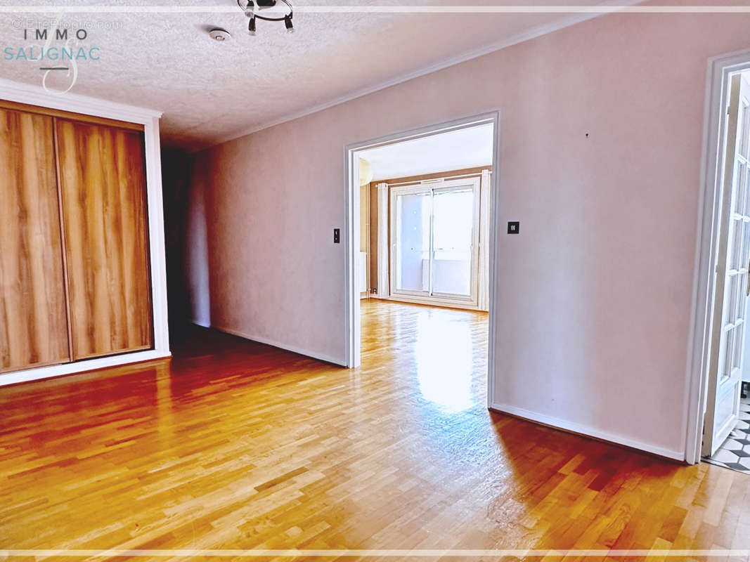 Appartement à SAINT-DENIS-LES-BOURG