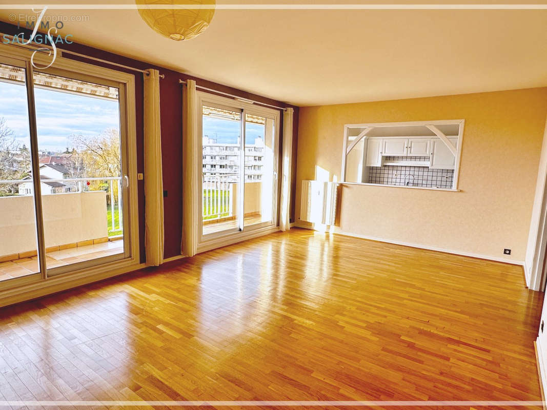 Appartement à SAINT-DENIS-LES-BOURG